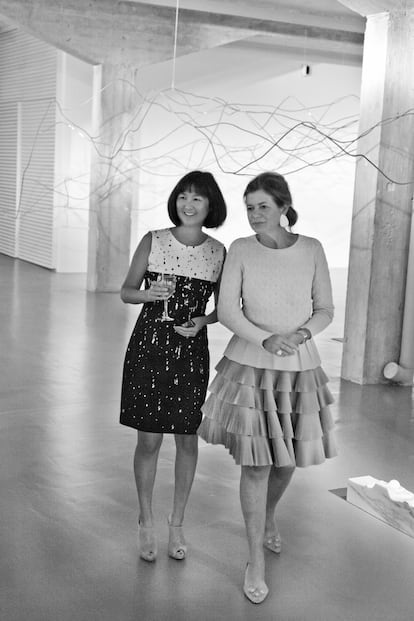 La arquitecta Maya Lin junto a Elena Ochoa Foster en la galería Ivorypress de Madrid en 2014.