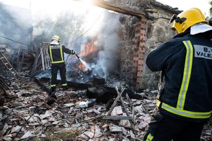 La explosión, originada en una pirotecnia del lugar de Paramos, en Tui, un municipio pontevedrés de casi 17.000 habitantes, ha dejado al menos un muerto y 26 personas heridas, entre ellas siete menores de edad, según ha confirmado el servicio de emergencias 112. En la imagen, estado en el que ha quedado la vivienda afectada por la explosión.