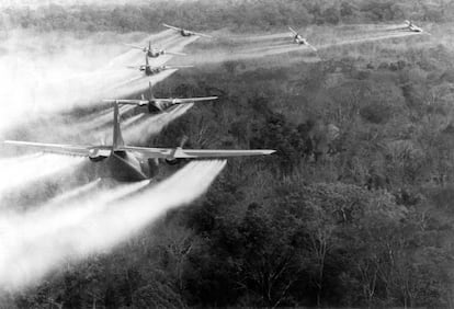 Aviones norteamericanos fumigan el terreno con Agente Naranja durante la Guerra de Vietnam.