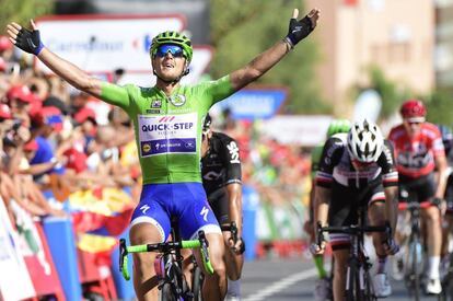 El ciclista italiano Matteo Trentin celebra su triunfo en la etapa 13 de la Vuelta.