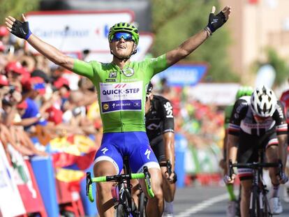 El ciclista italiano Matteo Trentin celebra su triunfo en la etapa 13 de la Vuelta.