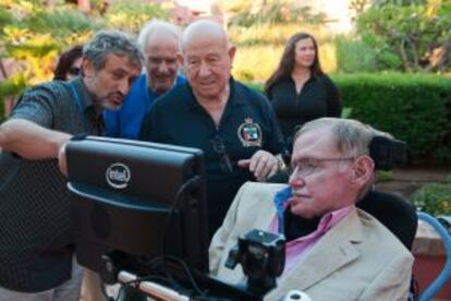 Israelian, a la izquierda, muestra en 2014 el ordenador de Hawking al nobel Harold Kroto y al cosmonauta Alexei Leonov, que volverán a Starmus en 2016.