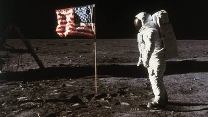 Buzz Aldrin junto a la bandera americana sobre la Luna tras el alunizaje del Apollo 11