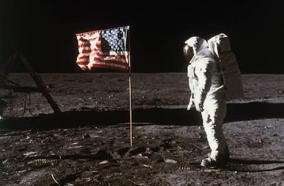 Buzz Aldrin junto a la bandera americana sobre la Luna tras el alunizaje del Apollo 11