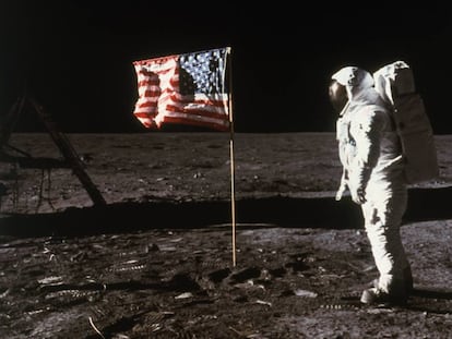 Buzz Aldrin junto a la bandera americana sobre la Luna tras el alunizaje del Apollo 11