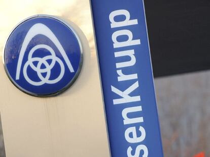 El logotipo de la empresa acerera alemana ThyssenKrupp a las puertas de las oficinas de administración de la compañía en Krefeld (Alemania).