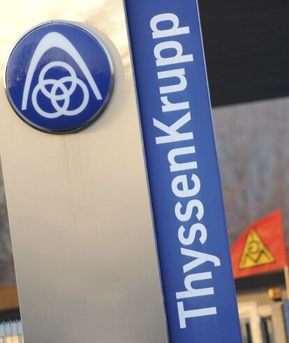 El logotipo de la empresa acerera alemana ThyssenKrupp a las puertas de las oficinas de administración de la compañía en Krefeld (Alemania).