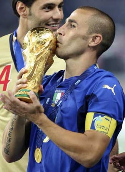 Fabio Cannavaro, tras proclamarse campeón del mundo en Berlín.