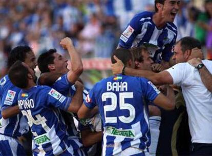 Jugadores del Málaga celebran el segundo gol ante el Tenerife