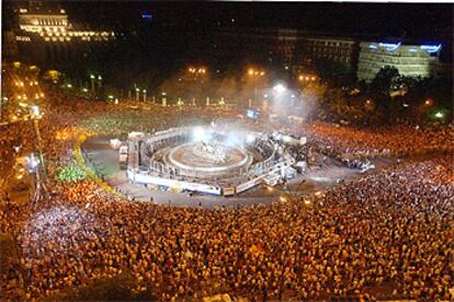 Toda la afición madridista se dio cita, una vez más, junto a la diosa Cibeles para celebrar la copa número 29. Las celebraciones se desarrollaron en un ambiente de calma total sin ningún tipo de altercado mientras los jugadores pasearon por la céntrica plaza madrileña.