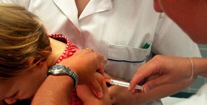 Vacunació contra la meningitis en un centre assistencial de Barcelona.
