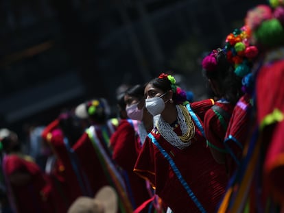 Un grupo de mujeres baila durante una marcha para conmemorar el Día Internacional de los Pueblos Indígenas, este martes en Ciudad de México.