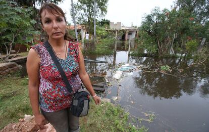 Ofelia Ribero, de 39 años y vecina de Bañado, es una de las voluntarias del programa Cháke Ou ('Cuidado que viene', en guaraní) de Oxfam Intermón, para asesorar a otros habitantes del barrio sobre cómo prevenir riesgos en caso de desastre natural. Ella también ha tenido que abandonar su casa, donde el agua ha subido un metro.