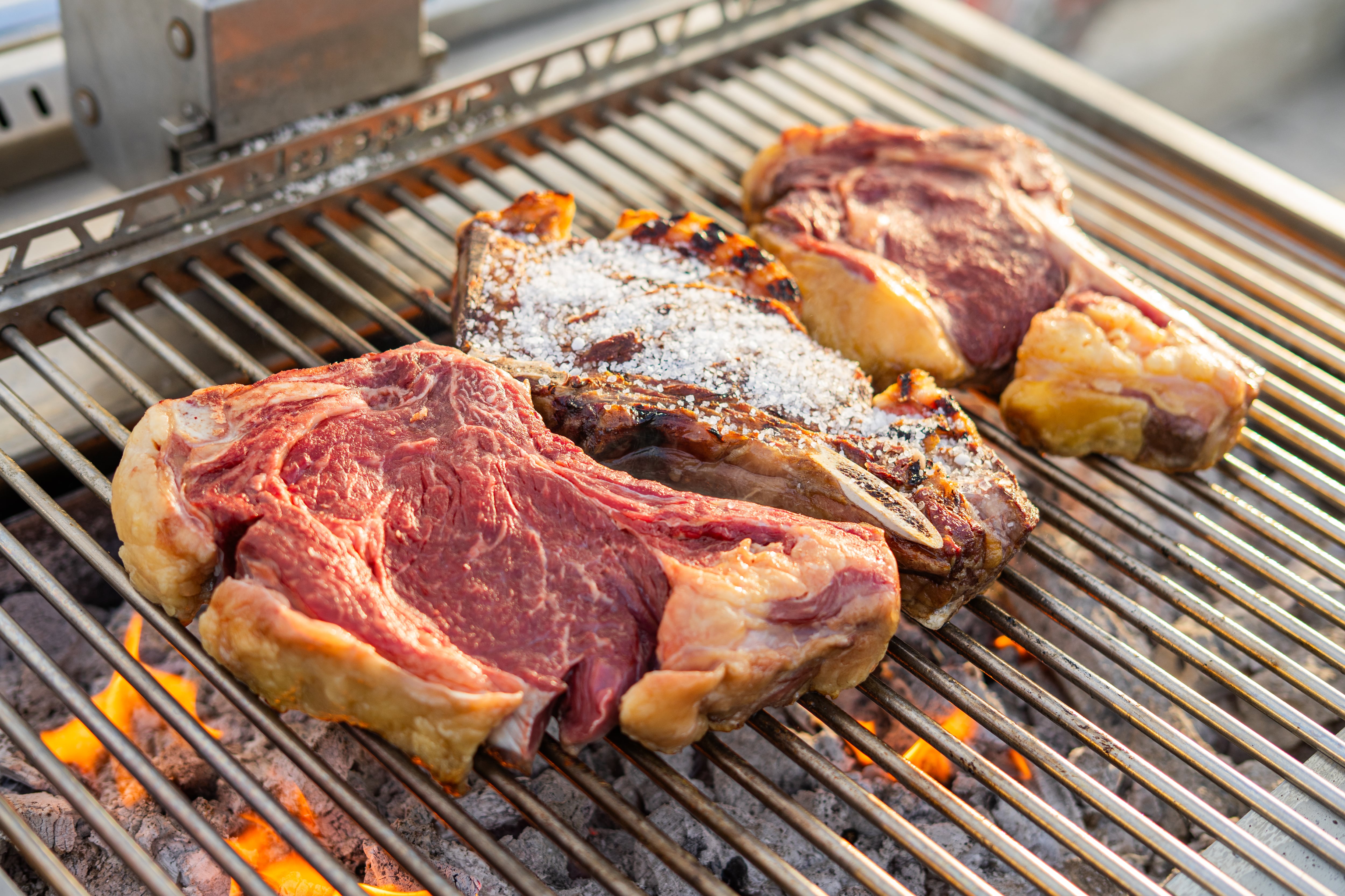 Lo que hacemos mal en una barbacoa: del encendido a cuándo echar la sal
