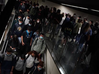 Personas accediendo a la estación de Arc de Triomf después de que Batec forzara las puertas de los accesos.