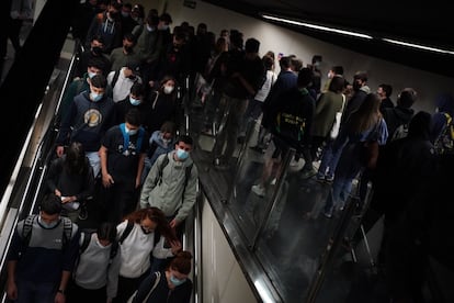 Personas accediendo a la estación de Arc de Triomf después de que Batec forzara las puertas de los accesos.