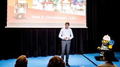 El consejero delegado de Lego, Niels B. Christiansen, durante la presentación de resultados en Billund (Dinamarca).