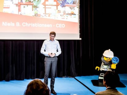 El consejero delegado de Lego, Niels B. Christiansen, durante la presentaci&oacute;n de resultados en Billund (Dinamarca).