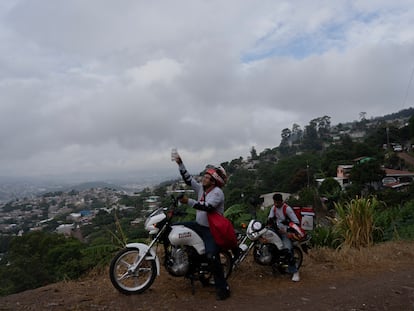 A Doctors Without Borders volunteer releases modified mosquitoes in the Canaán neighborhood, in Tegucigalpa (Honduras)