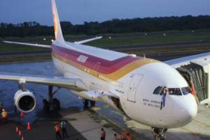 El Airbus A-340/300 de la aerolínea española Iberia después de su aterrizaje. EFE/Archivo