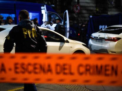 Agentes acordonan el lugar donde un hombre intentó asesinar a Cristina Fernández.