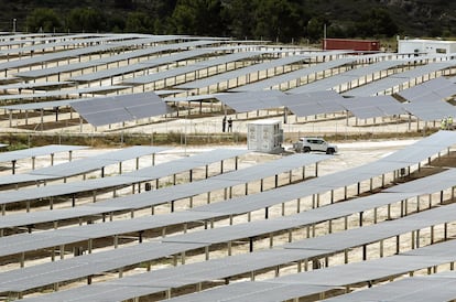 Planta de energía solar fotovoltaica X-Elio en Jijona (Alicante) en una imagen de archivo.