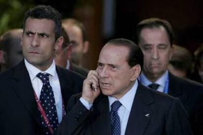 Silvio Berlusconi habla por teléfono tras la reunión del Consejo Europeo el jueves en las afueras de Londres.
