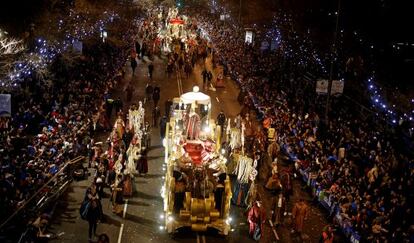 Carrozas en una cabalgata de Reyes de Madrid el 5 de enero de 2015