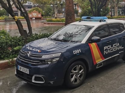 El coche de la Policía Nacional en Oviedo el 29 de mayo de 2023.