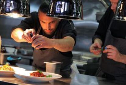 Cocina del restaurante Cargo, en la península de Sørenga, en Oslo.