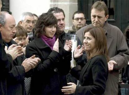 Familiares de Uria junto a la presidenta del Parlamento vasco en el homenaje hoy en Vitoria al empresario asesinado