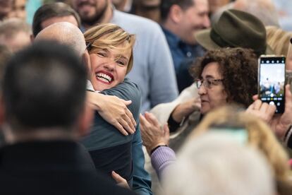 Przybycie Pilar Alegríi na prezentację swojej kandydatury na sekretarza generalnego PSOE Aragonii w pawilonie miejskim La Zaida (Saragossa).