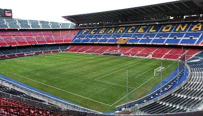 El c&eacute;sped del Camp Nou replantado tras los conciertos de U2 en 2014.