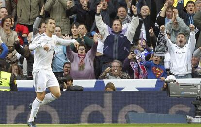 Cristiano celebra uno de sus tres goles a la Real.