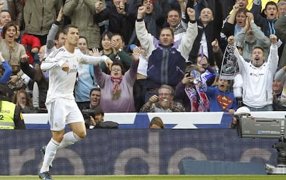 Cristiano celebra uno de sus tres goles a la Real.