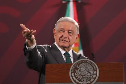 AMLO acata orden del INE sobre cortinillas en la mañanera