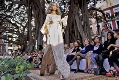 Un momento del desfile de moda, ayer, en la plaza de Gabriel Miró de Alicante.