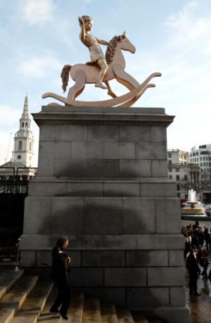 La escultura 'Powerless Structures, Fig. 101', recién instalada en el cuarto pilar de Trafalgar Square.