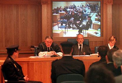 El magistrado Siro García (en el centro), presidente de la Sala Penal de la Audiencia, durante un juicio. A la derecha, Manuela Fernández de Prado, otra integrante del tribunal de la Operación Carro.