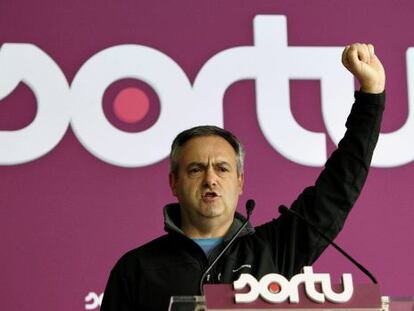 El coordinador de Sortu en Gipuzkoa, Joxean Agirre, durante su intervención en Oiartzun.