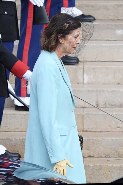 La princesa Carolina de Mónaco ha llevado un abrigo azul y una diadema con velo negro en las celebraciones.
