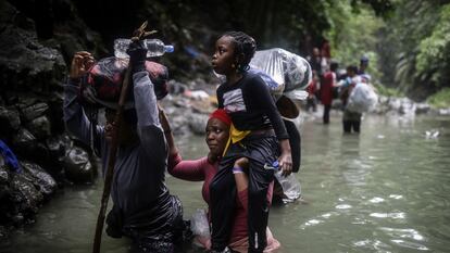 Migrantes cruzan el Darién desde Colombia.