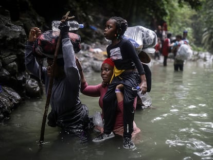 Migrantes cruzan el Paso del Darién desde Colombia a Panamá, el 9 de mayo de 2023.