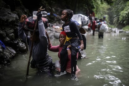 Migrantes haitianos durante su travesía por el Darién, en una de las fotografías ganadoras del Pulitzer.
