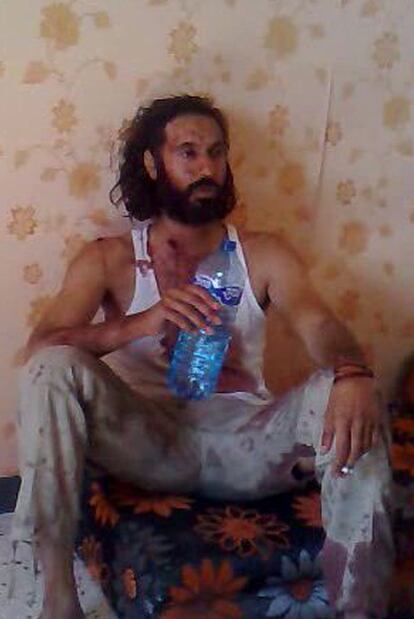 Mutasim Gadafi bebe agua poco antes de morir en Sirte.