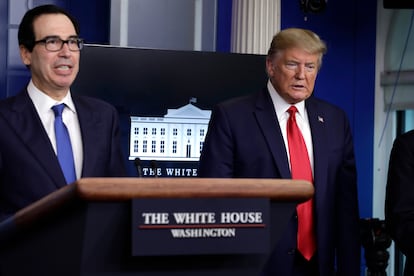 Steve Mnuchin, Secretario del Tesoro de EE UU y Donald Trump, este lunes en Washington.