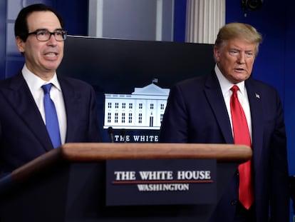 Steve Mnuchin, Secretario del Tesoro de EE UU y Donald Trump, este lunes en Washington.