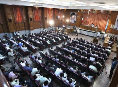 Vista general de la sala donde se celebra el juicio contra docenas de opositores en Teherán.