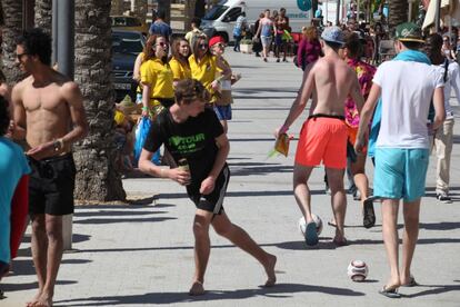 Joves juguen amb pilotes al passeig marítim de Salou.