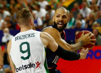 Evan Fournier trata de jugar el balón ante la oposición de Ignas Brazdeikis durante el Francia-Lituania de este sábado.